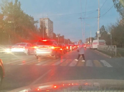 Гигантская пробка образовалась на одной из самых оживленных улиц Волгодонска 