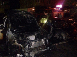 В Волгодонске на парковке возле «Гинзы» сгорели «Тойота Камри» и ВАЗ-2106