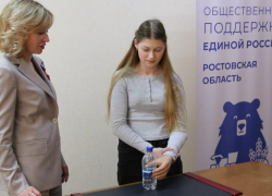 Жить с двумя руками учится девочка на Дону: добрая история юной Виктории о большой победе 