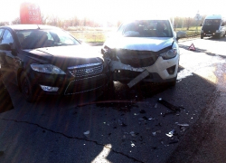 В Волгодонске на перекрестке «Форд-Мондео» столкнулся с «Маздой-СХ5»