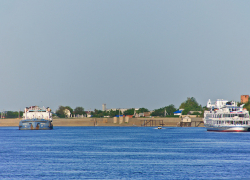 В станице Романовской при проходе теплохода с пляжа смыло несколько десятков мобильных телефонов