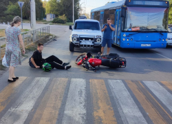 Несовершеннолетний мопедист врезался в забор, уходя от столкновения с «Нивой» в Волгодонске