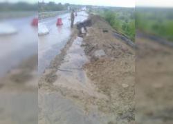 Под Константиновском обрушилась часть дороги возле моста через Дон