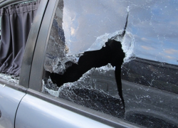 Волгодонец битой и молотком разбил чужую машину за то, что его подрезал водитель 