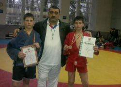 Юные самбисты из Волгодонска пополнили свою копилку наград новыми медалями