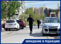 Водители «захватили» тротуар у торговой площади: волгодонцы в ярости от стихийной парковки на проспекте Строителей 