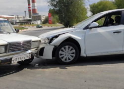 Иномарка не поделила поворот на Весеннюю с ВАЗ-2104 в Волгодонске