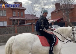 Сюр на улицах Волгодонска: всадница на белой лошади спешит на помощь детям