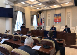 Настольные игры, блогеры и каток: депутаты ищут способы прекратить ночные гуляния молодежи у гипермаркета «Магнит»