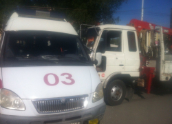 В центре Волгодонска эвакуатор протаранил карету скорой помощи