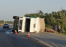 Грузовик перевернулся у начала объездной дороги Волгодонска