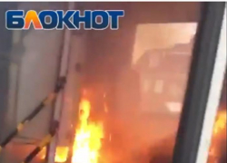 Полыхающие сидения в автобусе №22 Волгодонска сняли на видео веселые пассажиры 