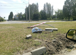 Водитель «БМВ Х-6» залетел на разделительный газон и снес дорожный знак в Волгодонске 