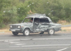 «Семерку» искорежило после ДТП на въезде в Волгодонск 