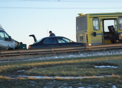 ДТП с участием пассажирского автобуса, «Газели» и легковушки спровоцировало пробку на путепроводе - читатель