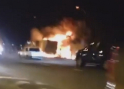 Горящие фуры после жуткого столкновения на дороге Ольгинская-Волгодонск попали на видео