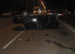 В Волгодонске возле поворота на старое кладбище в результате ДТП перевернулась машина