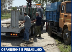 «Грузовиками разбивают асфальт, который мы сделали за свой счет!»: житель «города счастья» возмущен наглостью водителей