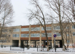 Школьница в гимназии №5 Волгодонска упала со ступенек и получила серьезную травму позвоночника