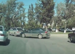 В Волгодонске ДТП на «ромашке» попало в объектив видеорегистратора