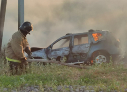 Слетевший с дороги автомобиль врезался в столб и загорелся в Волгодонске