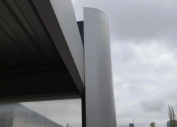 «Отремонтированный пластиковый скворечник»: коммунальщики починили остановку на Индустриальной