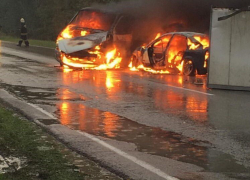 Появились жуткие кадры горящих машин после ДТП на автодороге Ростов-Волгодонск 