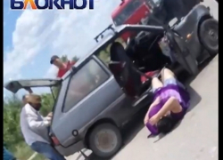 Шокирующие кадры первых минут после ДТП недалеко от Волгодонска сделали очевидцы