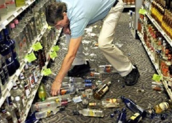 Мужчина ночью устроил погром в супермаркете 