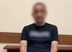 41-летнего курьера-гастролера из Санкт-Петербурга, работавшего на мошенников и забравшего 7,5 миллионов рублей у матери погибшего бойца СВО, изобличила полиция Волгодонска 