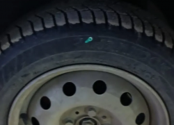 Иголкой от шприца неизвестный вредитель прокалывает колеса припаркованных на улице Энтузиастов автомобилей