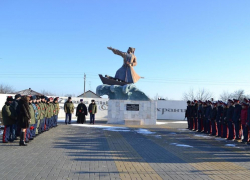 Казаки почтили память убитых братьев минутой молчания у памятника Смаге Чершенскому в станице Романовской