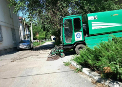 Метут и чистят: коммунальщики облагораживают улицу Ленина