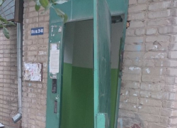 В Волгодонске ветер вырвал железную дверь в подъезд