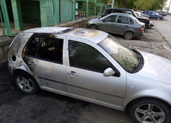 Машина взорвалась и частично сгорела во дворе на Гагарина