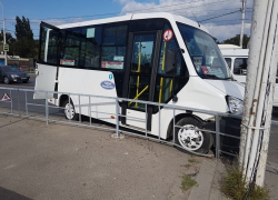 Маршрутка с пассажирами «влетела» в ограждение из-за опасного маневра груженого асфальтом «КамАЗа» 