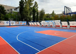 Строительство специализированной баскетбольной площадки возле школы №13 подходит к завершению
