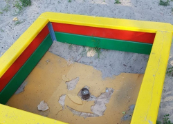 «Адская горка» и песочница без песка возмутила молодую маму из Волгодонска