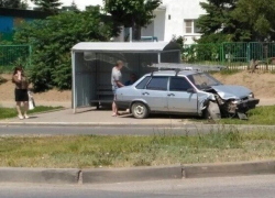 ВАЗ со стремянкой на крыше врезался в дорожное ограждение и «припарковался» с разворотом у остановки
