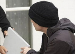 В Волгодонске вор зашел в квартиру через открытую дверь и украл ноутбук