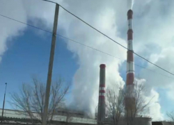 «А ничего, что пар не только из труб?»: клубы белого пара из труб ТЭЦ и от стоящего рядом здания снял на видео волгодонец