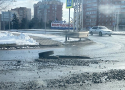 В Волгодонске массово ломаются автомобили после попадания в  яму на въезде в новый город