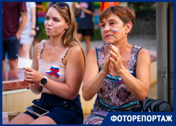 Красивые люди с флагами России собрались в Волгодонске в парке Победы