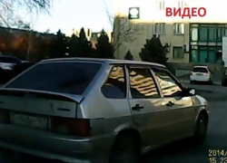 В Волгодонске неудачный маневр водителя, завершившийся заездом под «кирпич», попал под прицел видеорегистратора
