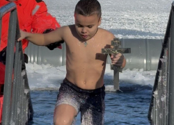 Спортсмены-рукопашники устроили массовое погружение в прорубь на Крещение в Волгодонске