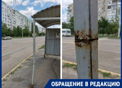 «Остановка на курьих ножках!»: горожанин волнуется, что ветер подует и крыша будет на головах пассажиров