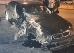 «БМВ» разворотило после ДТП на проспекте Строителей в Волгодонске 