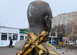 Задержан вандал, осквернивший памятник Герою России Сергею Молодову в Волгодонске 