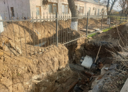 Медколледж Волгодонска остался без отопления из-за спора о порядке закапывания траншеи