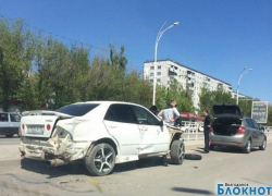 В Волгодонске водитель «Альтезы», чтобы не сбить бабушку, врезался в отбойник